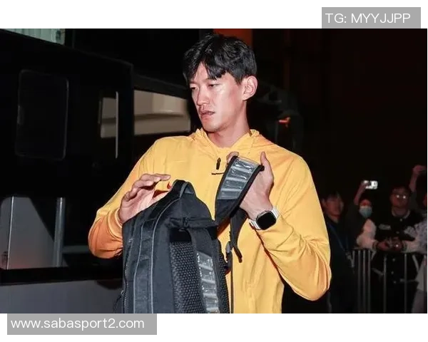 颜骏凌与偶像范德萨合影感慨万分：追梦路上的每一步都值得珍惜